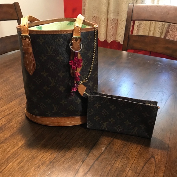 Louis Vuitton Handbags - 💰SALE💰Louis Vuitton Bucket Bag W/ Pouch‼️